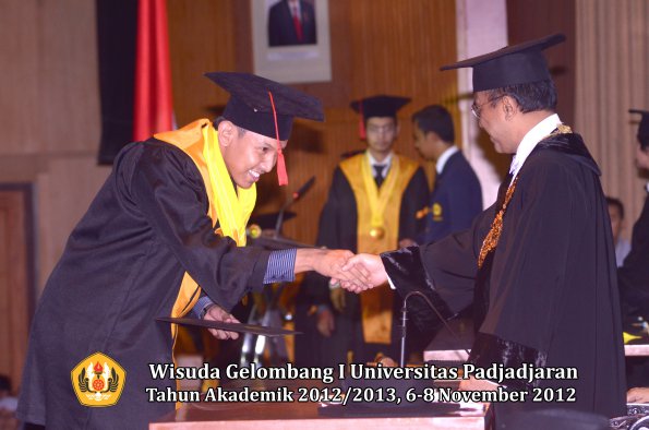 wisuda-unpad-gel-i-ta-2012_2013-fakultas-hukum-oleh-rektor-058