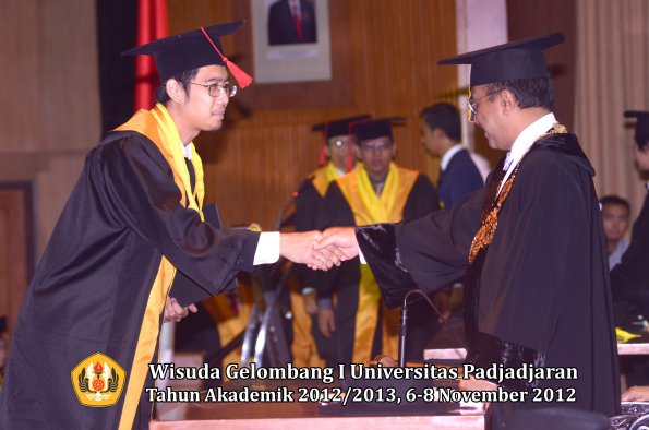 wisuda-unpad-gel-i-ta-2012_2013-fakultas-hukum-oleh-rektor-059