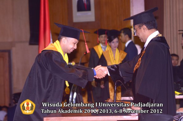 wisuda-unpad-gel-i-ta-2012_2013-fakultas-hukum-oleh-rektor-070