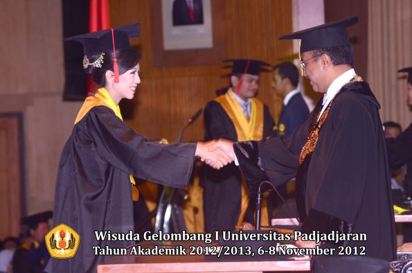 wisuda-unpad-gel-i-ta-2012_2013-fakultas-hukum-oleh-rektor-071