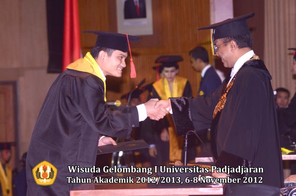 wisuda-unpad-gel-i-ta-2012_2013-fakultas-hukum-oleh-rektor-072