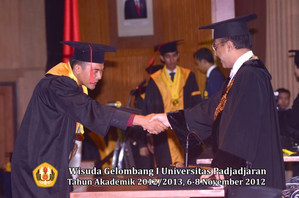 wisuda-unpad-gel-i-ta-2012_2013-fakultas-hukum-oleh-rektor-075