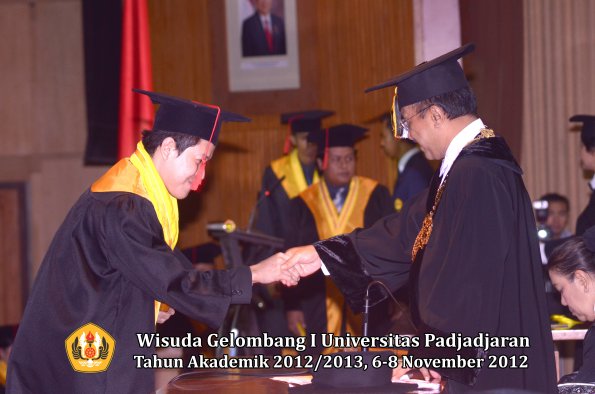wisuda-unpad-gel-i-ta-2012_2013-fakultas-hukum-oleh-rektor-077