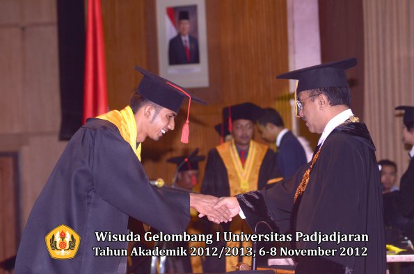 wisuda-unpad-gel-i-ta-2012_2013-fakultas-hukum-oleh-rektor-079