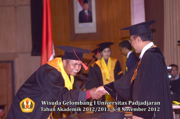 wisuda-unpad-gel-i-ta-2012_2013-fakultas-hukum-oleh-rektor-082
