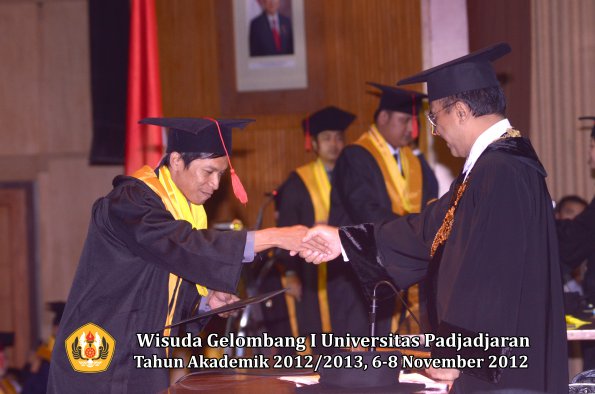 wisuda-unpad-gel-i-ta-2012_2013-fakultas-hukum-oleh-rektor-086