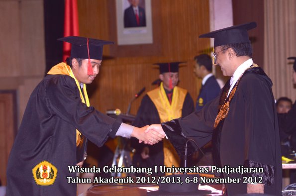 wisuda-unpad-gel-i-ta-2012_2013-fakultas-hukum-oleh-rektor-088