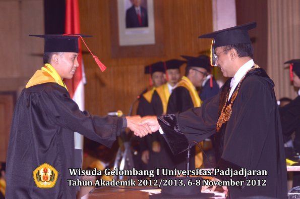 wisuda-unpad-gel-i-ta-2012_2013-fakultas-hukum-oleh-rektor-089