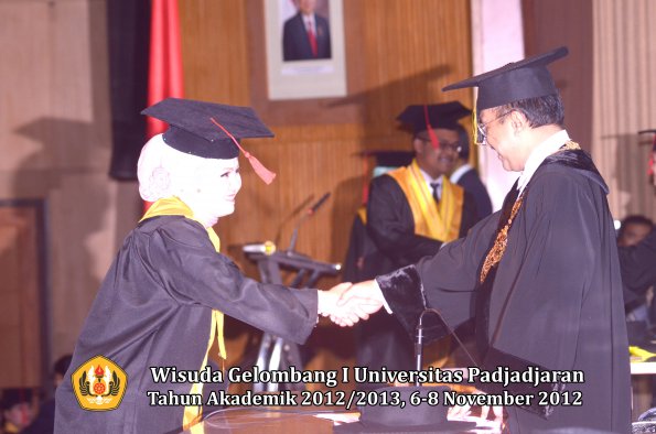 wisuda-unpad-gel-i-ta-2012_2013-fakultas-hukum-oleh-rektor-093