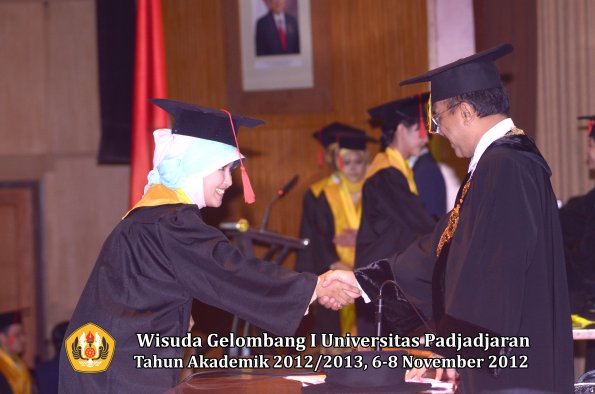 wisuda-unpad-gel-i-ta-2012_2013-fakultas-hukum-oleh-rektor-095