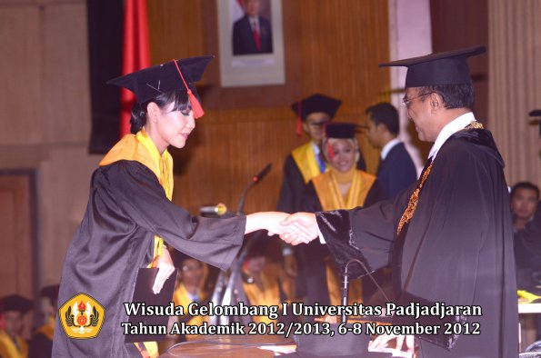 wisuda-unpad-gel-i-ta-2012_2013-fakultas-hukum-oleh-rektor-096