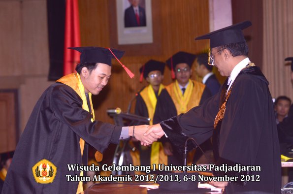 wisuda-unpad-gel-i-ta-2012_2013-fakultas-hukum-oleh-rektor-103