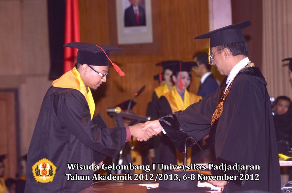 wisuda-unpad-gel-i-ta-2012_2013-fakultas-hukum-oleh-rektor-105