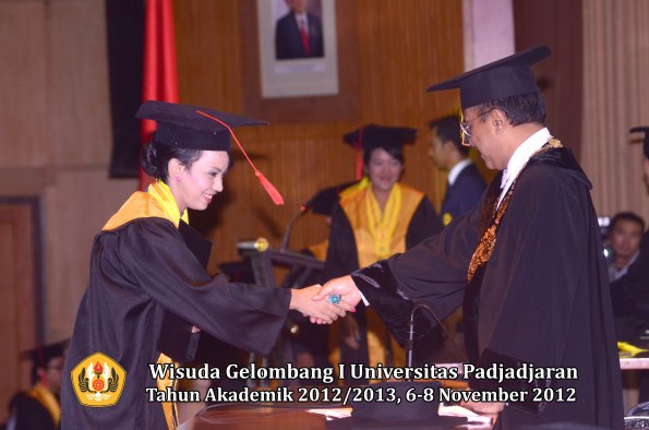 wisuda-unpad-gel-i-ta-2012_2013-fakultas-hukum-oleh-rektor-106