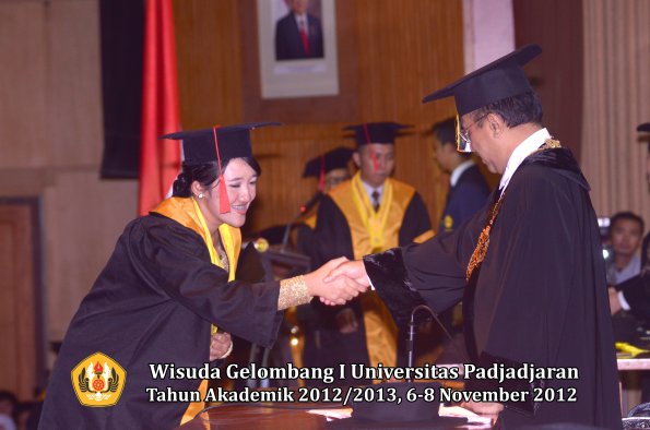 wisuda-unpad-gel-i-ta-2012_2013-fakultas-hukum-oleh-rektor-107