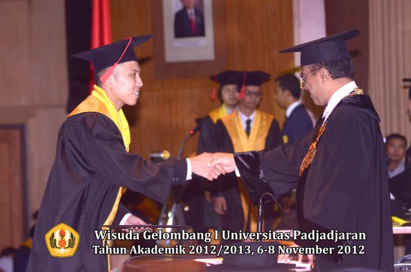 wisuda-unpad-gel-i-ta-2012_2013-fakultas-hukum-oleh-rektor-108