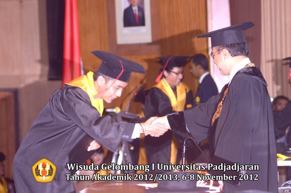 wisuda-unpad-gel-i-ta-2012_2013-fakultas-hukum-oleh-rektor-112