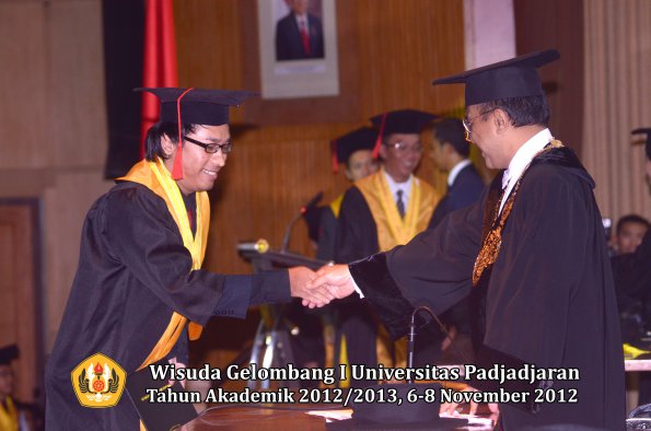 wisuda-unpad-gel-i-ta-2012_2013-fakultas-hukum-oleh-rektor-113