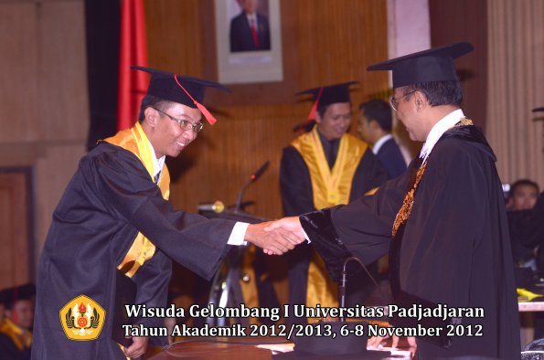 wisuda-unpad-gel-i-ta-2012_2013-fakultas-hukum-oleh-rektor-114