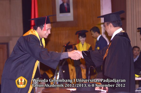 wisuda-unpad-gel-i-ta-2012_2013-fakultas-hukum-oleh-rektor-115