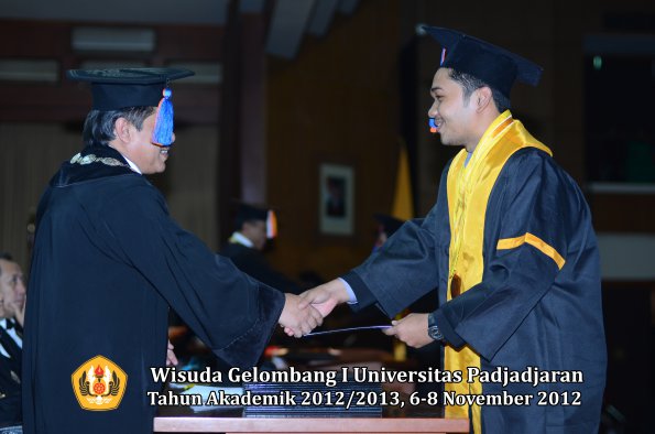 wisuda-unpad-gel-i-ta-2012_2013-fakultas-teknik-geologi-oleh-dekan-06