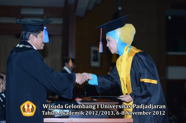 wisuda-unpad-gel-i-ta-2012_2013-fakultas-teknik-geologi-oleh-dekan-14