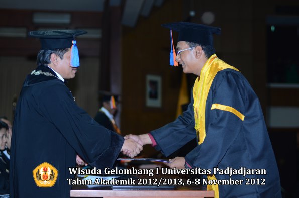 wisuda-unpad-gel-i-ta-2012_2013-fakultas-teknik-geologi-oleh-dekan-21