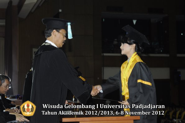 wisuda-unpad-gel-i-ta-2012_2013-fakultas-ilmu-budaya-oleh-dekan-050