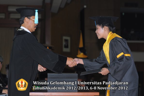 wisuda-unpad-gel-i-ta-2012_2013-fakultas-ilmu-budaya-oleh-dekan-057