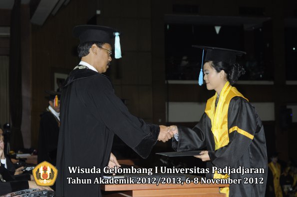wisuda-unpad-gel-i-ta-2012_2013-fakultas-ilmu-budaya-oleh-dekan-093
