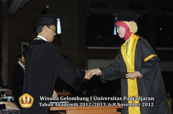 wisuda-unpad-gel-i-ta-2012_2013-fakultas-ilmu-budaya-oleh-dekan-099