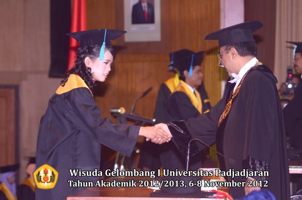 wisuda-unpad-gel-i-ta-2012_2013-fakultas-ilmu-budaya-oleh-rektor-010