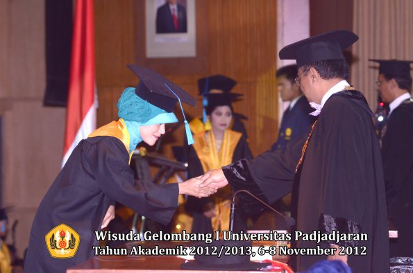 wisuda-unpad-gel-i-ta-2012_2013-fakultas-ilmu-budaya-oleh-rektor-021