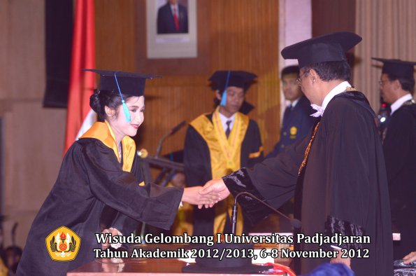 wisuda-unpad-gel-i-ta-2012_2013-fakultas-ilmu-budaya-oleh-rektor-022