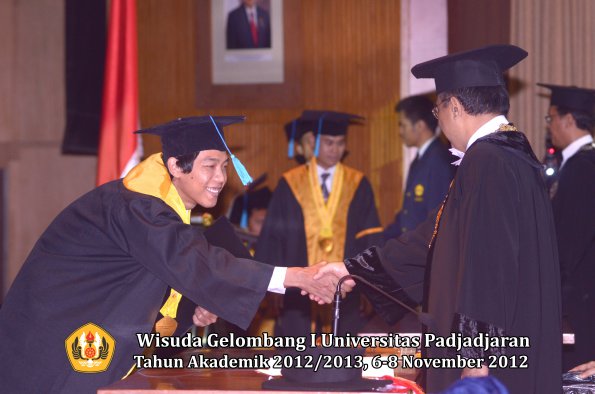 wisuda-unpad-gel-i-ta-2012_2013-fakultas-ilmu-budaya-oleh-rektor-023