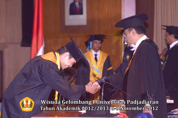 wisuda-unpad-gel-i-ta-2012_2013-fakultas-ilmu-budaya-oleh-rektor-024