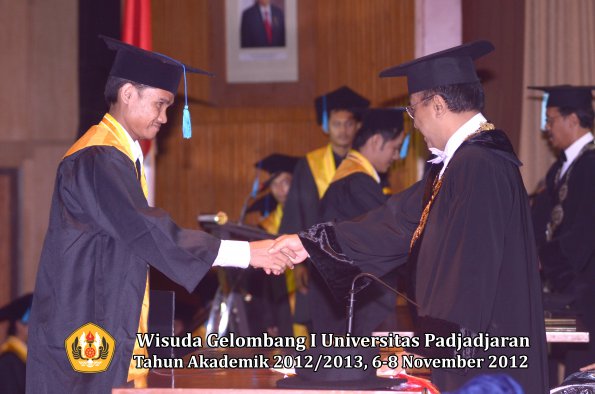 wisuda-unpad-gel-i-ta-2012_2013-fakultas-ilmu-budaya-oleh-rektor-025