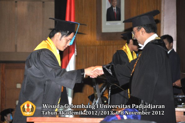 wisuda-unpad-gel-i-ta-2012_2013-fakultas-ilmu-budaya-oleh-rektor-026