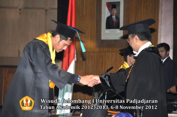 wisuda-unpad-gel-i-ta-2012_2013-fakultas-ilmu-budaya-oleh-rektor-027