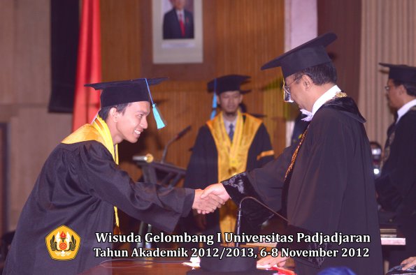 wisuda-unpad-gel-i-ta-2012_2013-fakultas-ilmu-budaya-oleh-rektor-028