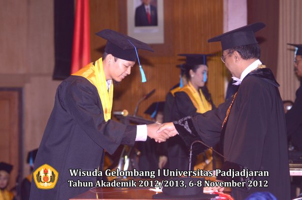 wisuda-unpad-gel-i-ta-2012_2013-fakultas-ilmu-budaya-oleh-rektor-029