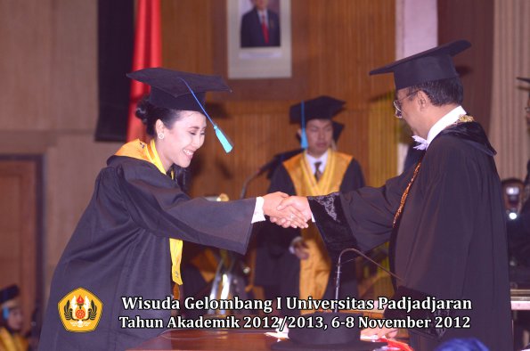 wisuda-unpad-gel-i-ta-2012_2013-fakultas-ilmu-budaya-oleh-rektor-030