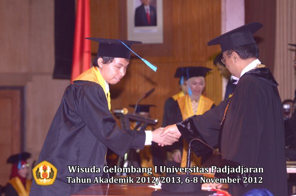 wisuda-unpad-gel-i-ta-2012_2013-fakultas-ilmu-budaya-oleh-rektor-031