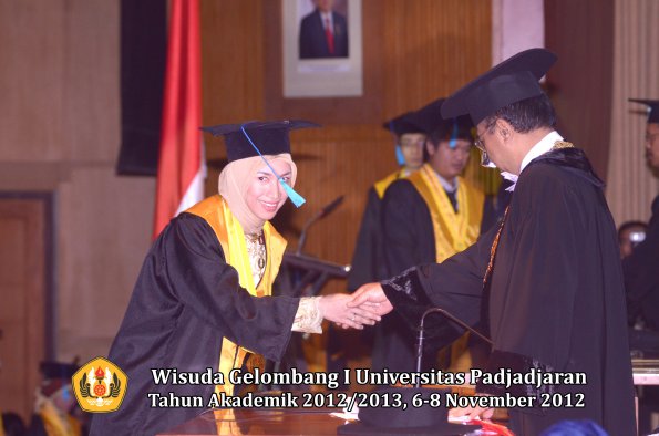 wisuda-unpad-gel-i-ta-2012_2013-fakultas-ilmu-budaya-oleh-rektor-032