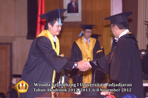 wisuda-unpad-gel-i-ta-2012_2013-fakultas-ilmu-budaya-oleh-rektor-033