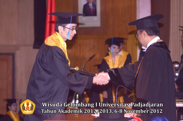 wisuda-unpad-gel-i-ta-2012_2013-fakultas-ilmu-budaya-oleh-rektor-034