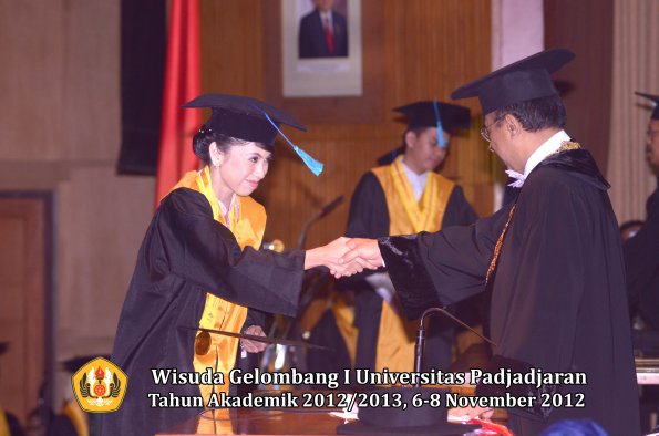 wisuda-unpad-gel-i-ta-2012_2013-fakultas-ilmu-budaya-oleh-rektor-035