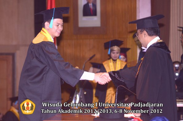 wisuda-unpad-gel-i-ta-2012_2013-fakultas-ilmu-budaya-oleh-rektor-036