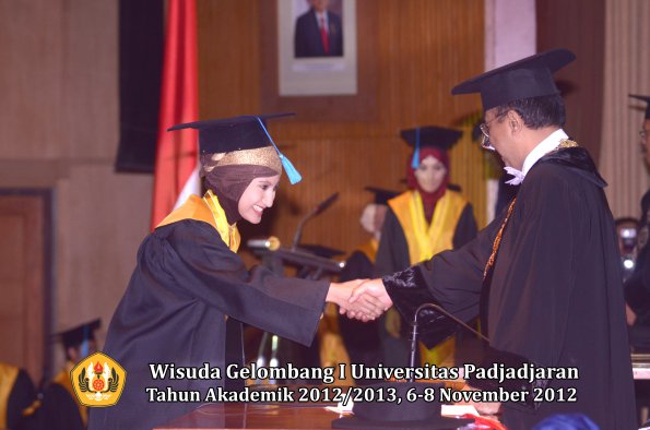 wisuda-unpad-gel-i-ta-2012_2013-fakultas-ilmu-budaya-oleh-rektor-037