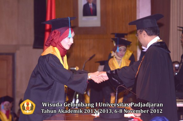 wisuda-unpad-gel-i-ta-2012_2013-fakultas-ilmu-budaya-oleh-rektor-038